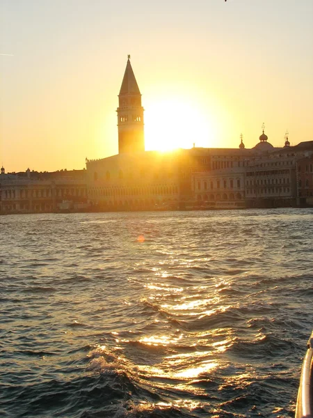 St. Mark's bell tower at sunset with the hues — Stock Photo, Image