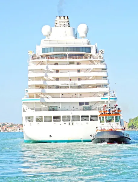 Cruise ship sets sail from the port — Stock Photo, Image