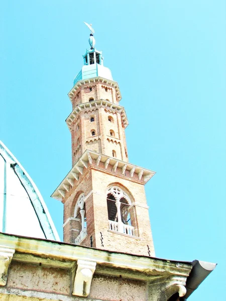 Hochhaus einer italienischen Stadt — Stockfoto