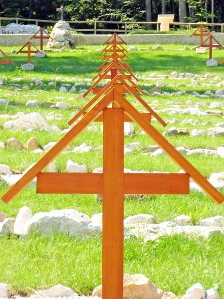 Cruzes em um cemitério de soldados mortos em guerra — Fotografia de Stock