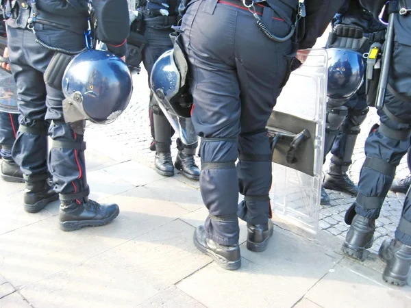 Polizia sotto controllo antisommossa da parte dei partecipanti — Foto Stock