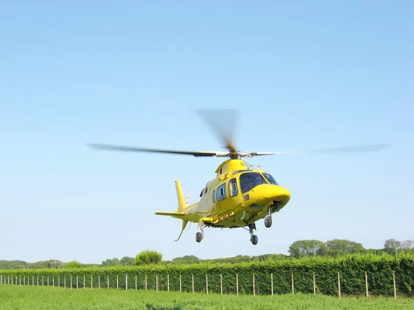 Helicóptero de ambulancia despega rápido llevando una lesión grave —  Fotos de Stock