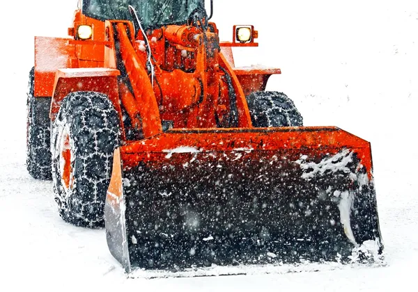 Le chasse-neige dégage les rues lors d'une tempête de neige — Photo