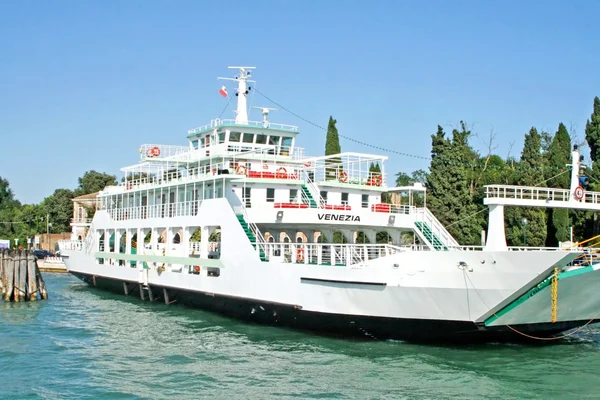 Boat for the transport of cars and tourists — Stock Photo, Image