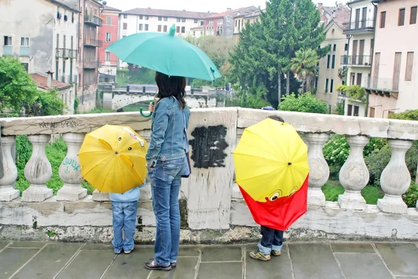 Сім'ї під парасолькою — стокове фото
