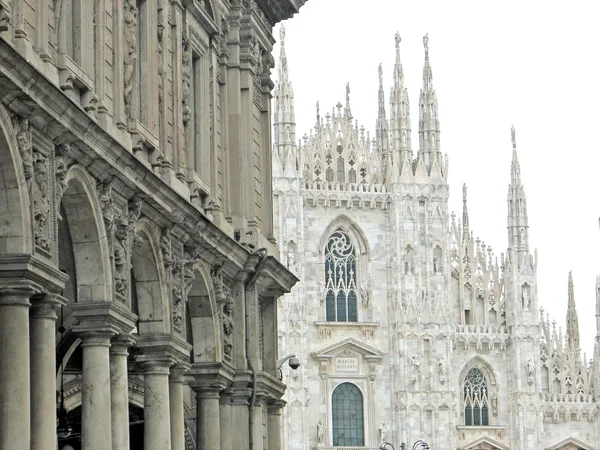 Kathedrale mit hohen weißen Spitzspitzen — Stockfoto