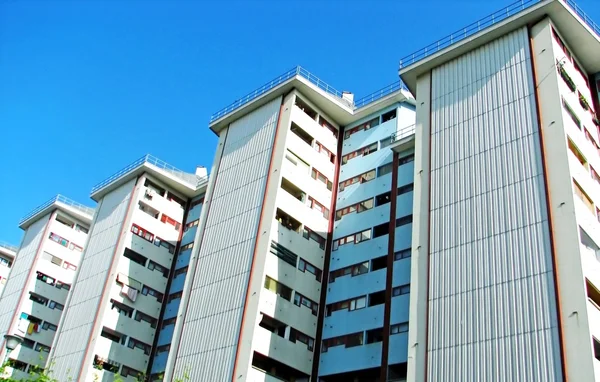 Apartman binaları ile terasları — Stok fotoğraf