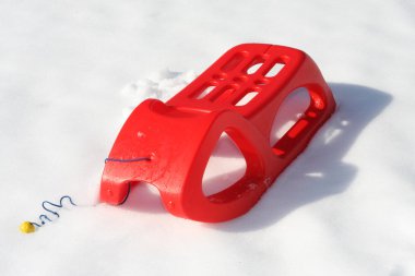 Dağlardan inmeye ve oynamak için kullanılan plastik slayt kırmızı