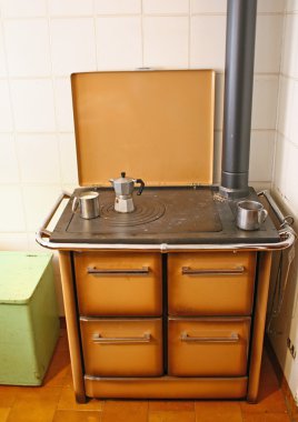 bir dağ evine mocha ile antika ahşap yanan soba