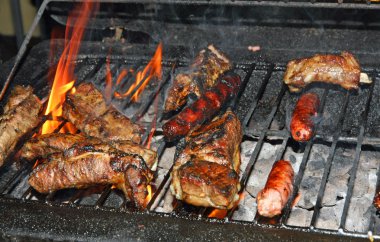 ızgara domuz Barbekü sırasında