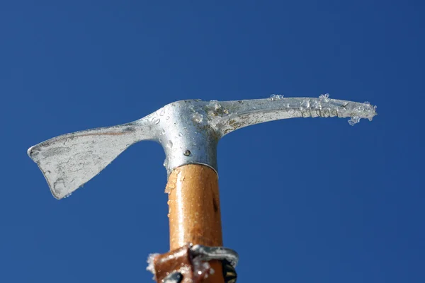 Gran hacha de hielo de juguete y cielo azul — Foto de Stock