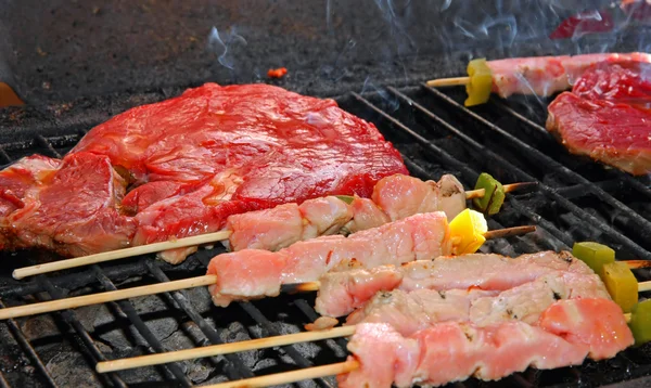 Espetos de carne e filé de carne grelhados no churrasco no g — Fotografia de Stock