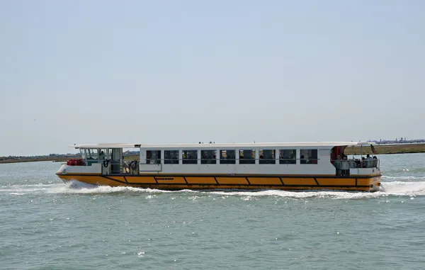 Ferry ship to transport tourists in Venice — Stock Photo, Image