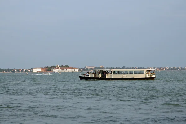 Ferry ship to transport tourists in Venice — Stock Photo, Image