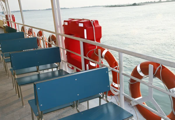 Navio de balsa para transportar turistas em Veneza — Fotografia de Stock
