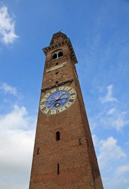 yüksek kule ile masa saati içinde kırmızı tuğla bazilikanın palladiana içinde vicenz