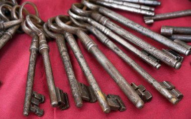 kapılar ve kilitleri evlerin bir kez açmak için eski paslı anahtar