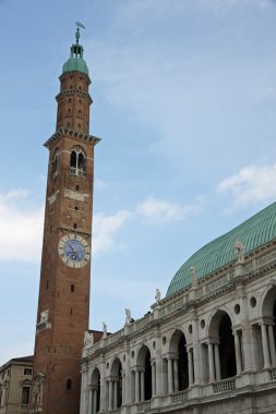 görkemli mermer ve tuğla ile yüksek bir kule inşa tarihi