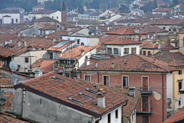 Kırmızı kiremit çatılar ve eski İtalyan kent evleri