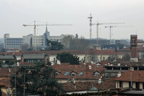 Edifícios em edifícios com guindaste de alta construção e o telhado — Fotografia de Stock