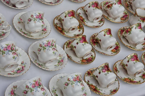 Serie di eleganti tazze in porcellana dipinte a mano — Foto Stock