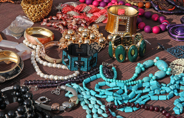 Ожерелья и винтажные браслеты для продажи на блошином рынке
