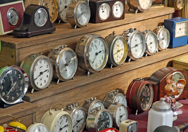 Antieke vintage alarm klokken en de horloges te koop op rommelmarkt — Stockfoto