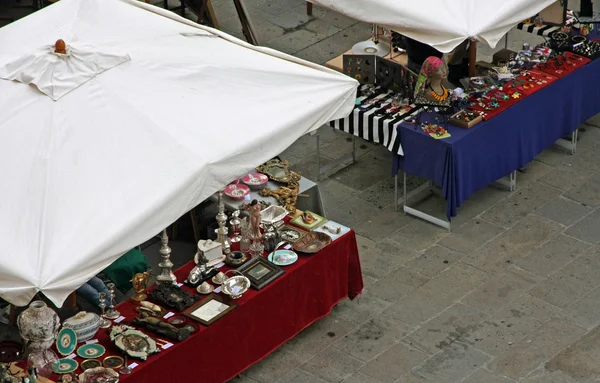 Stände von Antiquitäten- und Vintage-Markt auf dem Hauptplatz der Stadt — Stockfoto