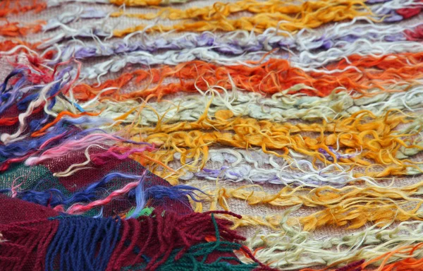 Wires and strings of a wool sweater for sale at the market — Stock Photo, Image