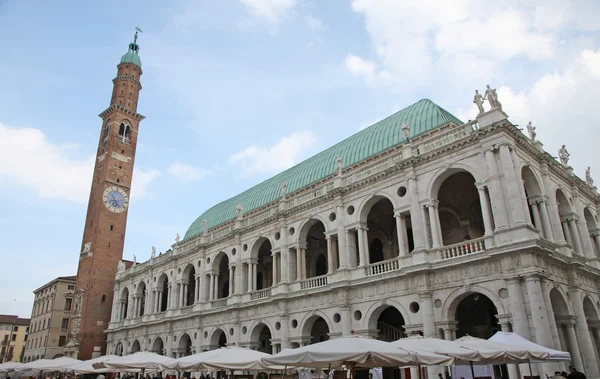 Maestoso edificio storico in marmo e mattoni con torre alta — Foto Stock