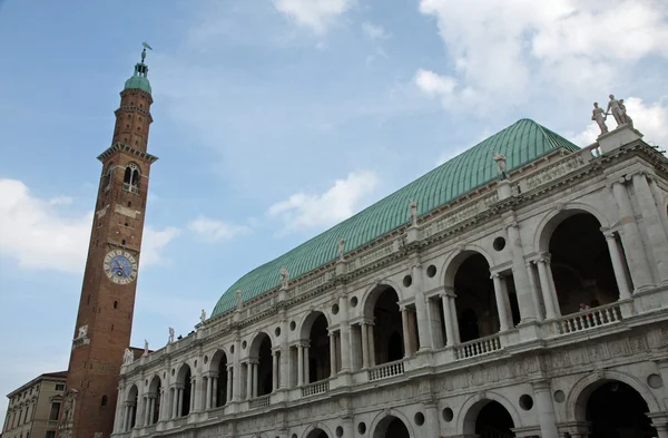 Majestuoso edificio histórico en mármol y ladrillos con torre alta — Foto de Stock