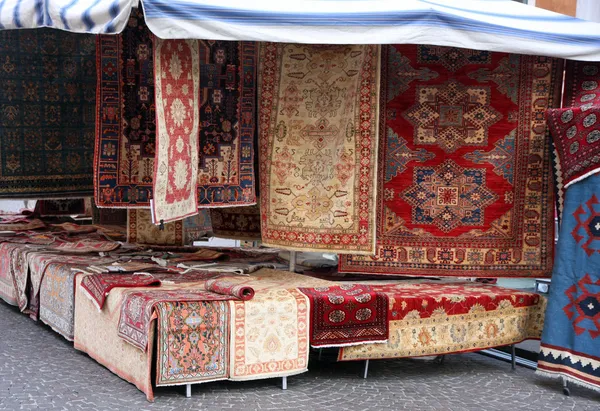 Étal de rue avec revente d'anciens tapis persans — Photo