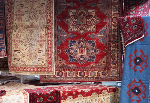 Bancarella con rivendita di antichi tappeti persiani — Foto Stock