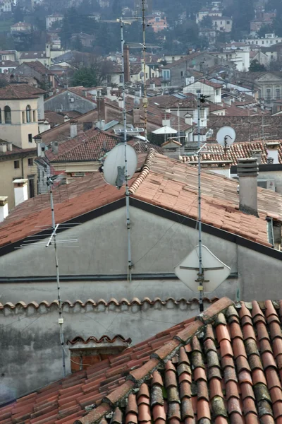 Tejados de tejas rojas y casas en una antigua ciudad italiana —  Fotos de Stock