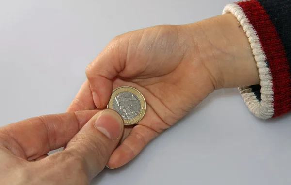 Parent who delivers a euro tip to her young daughter — Stock Photo, Image