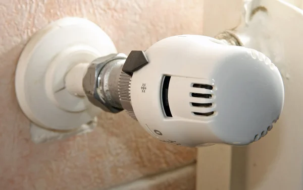 Termostatik vana ısıtıcının evde gaz kaydetmek için — Stok fotoğraf