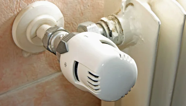 Válvula termostática do aquecedor em casa para economizar gás — Fotografia de Stock