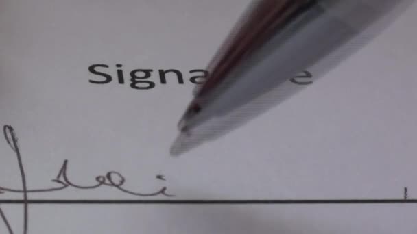 Signature du contrat avec un élégant stylo bille — Video