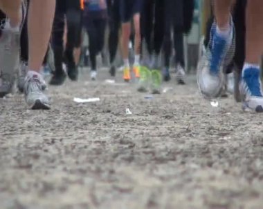 koşucu koşu sırasında şehrin her yerinde spor ayakkabı ile