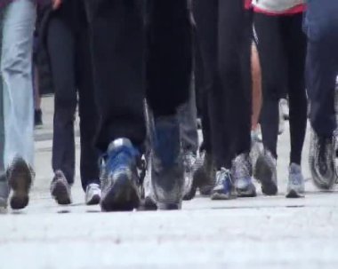 koşucu koşu sırasında şehrin her yerinde spor ayakkabı ile