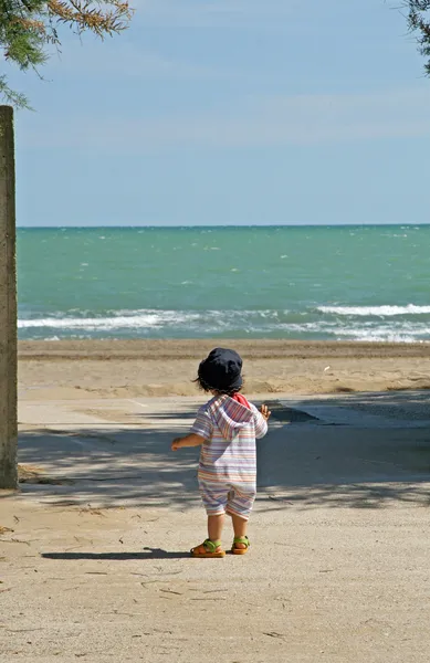 Girl delighted that looks out to sea for the first time — Stock Photo, Image