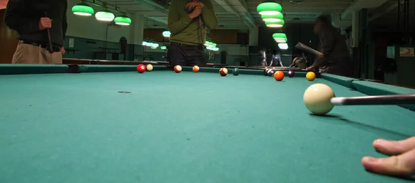 Verrauchter Poolraum mit Murmeln auf dem Teppich und aufmerksamen Spielern — Stockfoto