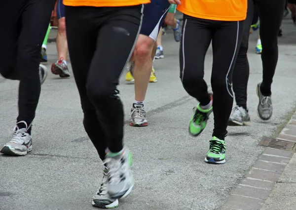 Atleten schoenen lopers tijdens een race in de stad — Stockfoto