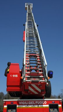 bir emerg sırasında itfaiye merdiven yükseltici ve mavi kamyonet siren