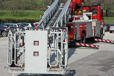 İtfaiye arabası ile itfaiye almak için istif hazır