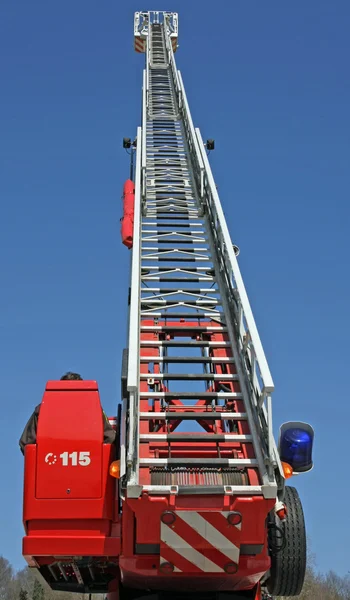 Scala montante e camion blu Sirena dei vigili del fuoco durante un emerg — Foto Stock