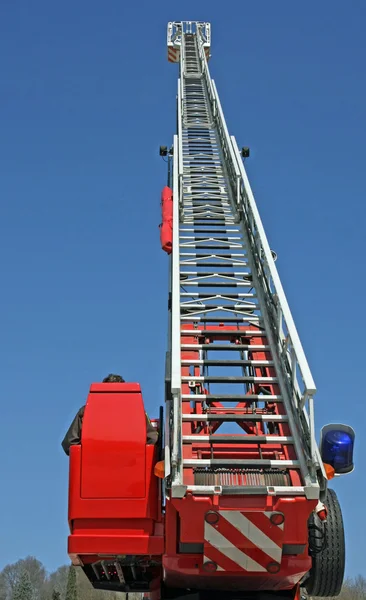 Elevador de escaleras y camión azul Sirena de bomberos durante una emergencia —  Fotos de Stock