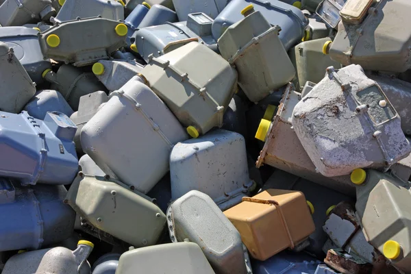 Verroeste items voor het meten van gasverbruik in een stortplaats — Stockfoto