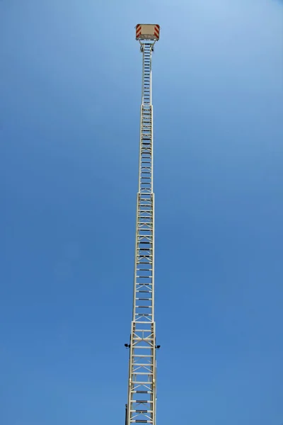 Plattform eines Feuerwehrfahrzeugs während einer Übung im Feuerwehrhaus — Stockfoto