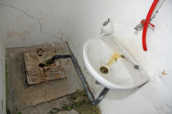 Servizi igienici completamente inutilizzabili in una stazione ferroviaria d'Europa — Foto Stock